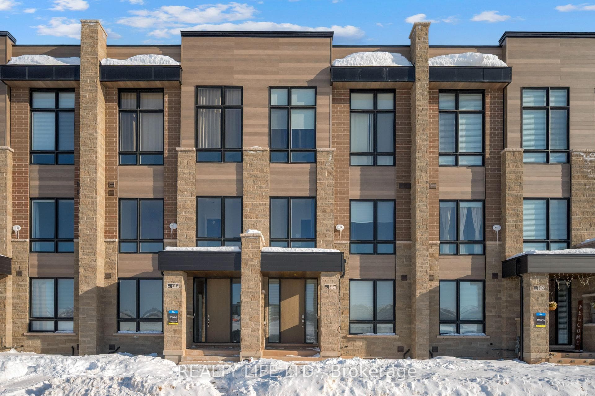 3137 Meadowridge Drive - home for sale in Oakville, Ontario